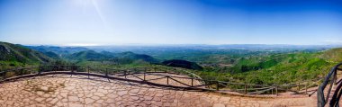 İspanya, Sierra Calderona 'dan görülen Valencia Vadisi' nin panoramik manzarası.