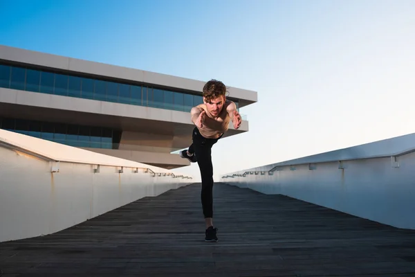 Genç Sporcu Şehrin Bir Bölgesinde Yoga Sanatsal Hareketleri Sergiliyor — Stok fotoğraf