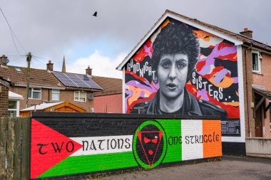 3 Temmuz 2025 - İrlanda: Belfast 'ta kadınların güçlendirilmesi ve sosyopolitik mücadelelerini canlı renklerle ve etkili mesajlarla betimleyen tarihi duvar resmi