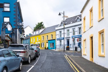 3 Temmuz 2025 - İrlanda: Renkli binaları ve dingin atmosferde İrlanda Bankası şubesi olan kıyı köyü caddesi