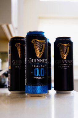 Dublin 'deki bir evin tezgahında alkolsüz bira kutularının tadını çıkarıyorum. Rahatlamış anlar ve arkadaşlarla neşeli buluşmalar için harika bir seçim..