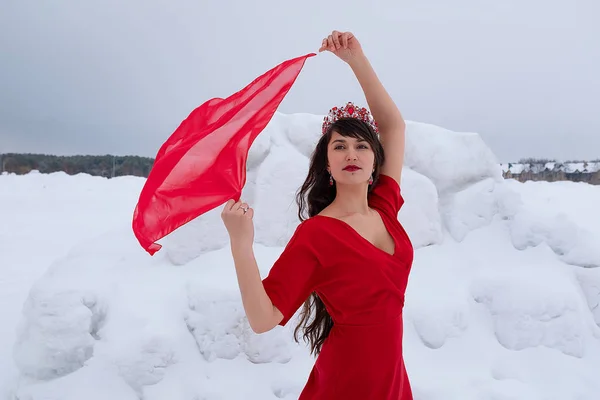 Uma Nobre Vestido Vermelho Com Uma Coroa Estilização Menina — Fotografia de Stock