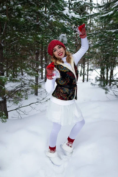 Χριστουγεννιάτικο Κορίτσι Χειμώνα Στο Δάσος — Φωτογραφία Αρχείου