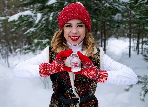 Retrato Inverno Uma Menina Com Sorriso Largo — Fotografia de Stock