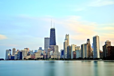 Chicago manzarası epik renklerde gün batımında