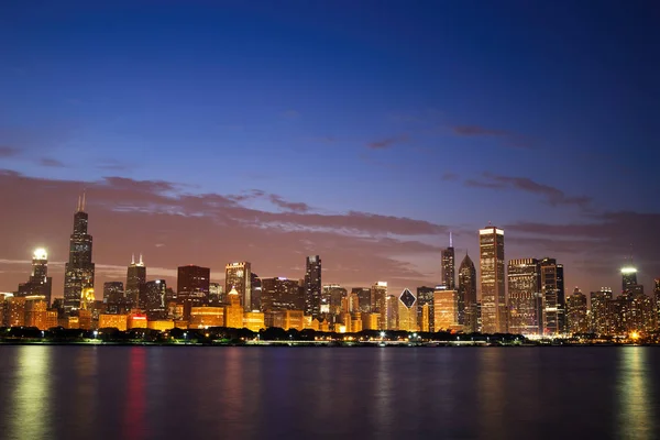 Chicago Manzarası Panorama Alacakaranlıkta — Stok fotoğraf