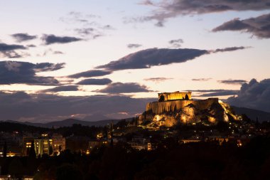 Atina, Yunanistan alacakaranlıkta ışıklı Acropolis