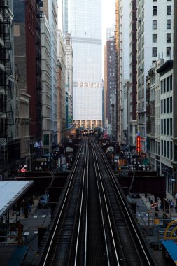 Redaksiyon: Chicago - 6 Eylül: Trump Tower 6 Eylül 2015 yılında Chicago üzerinde. Bir metro treninin Trump Tower önüne geçer