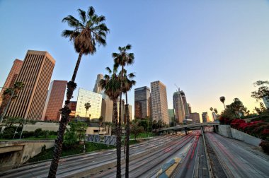 Şehir Los Angeles şehir merkezinde gün batımında