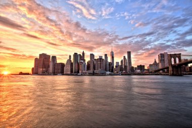 Gün batımında Brooklyn Köprüsü ile aşağı Manhattan New York City