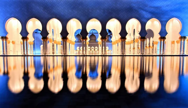 在阿布扎比酋长扎耶德大清真寺黄昏 — 图库照片