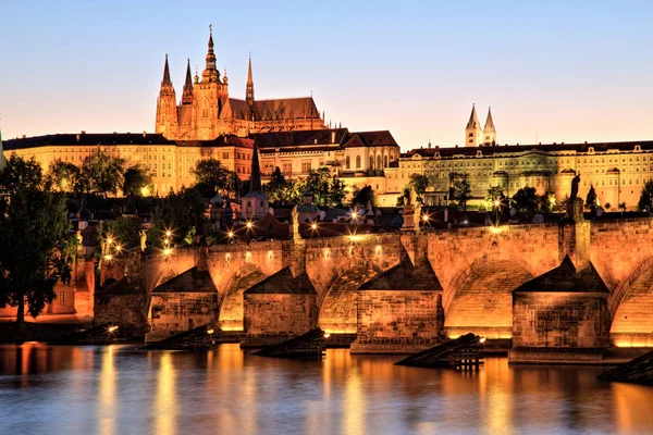 Castillo Praga Con Puente Carlos Anochecer — Foto de Stock