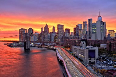 Aşağı Manhattan Brooklyn köprüsünde şaşırtıcı günbatımı, New York City ile görünümünü