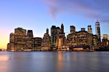 New York şehrinin Lower Manhattan alacakaranlıkta