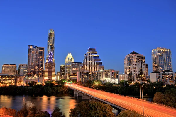Mavi saatte ışıklı Austin Downtown manzarası