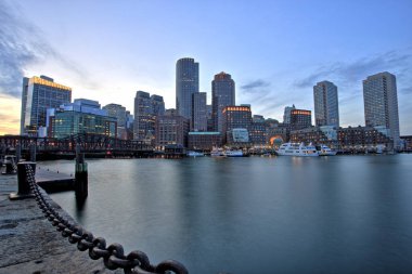 Boston Skyline Finansal Bölgesi ve Boston Limanı Sunset 'te