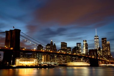 New York'un manhattan downtown brooklyn Köprüsü'nün alacakaranlıkta ile