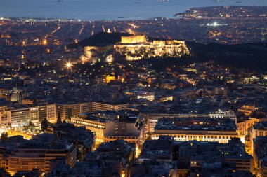 Atina, Yunanistan alacakaranlıkta ışıklı Acropolis