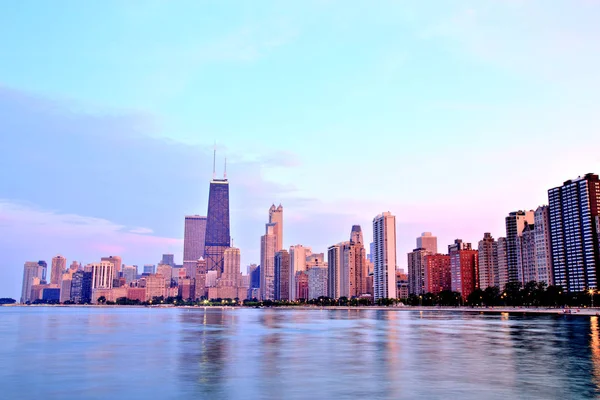 芝加哥地平线在夕阳中史诗般的颜色 — 图库照片