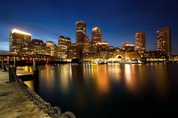 Boston Skyline Con Distrito Financiero Puerto Boston Anochecer — Foto de Stock