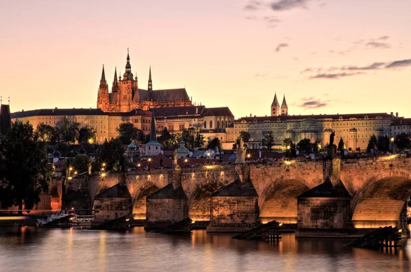 Castillo Praga Con Puente Carlos Anochecer — Foto de Stock