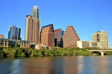 Mavi gökyüzü ile Austin Downtown manzarası