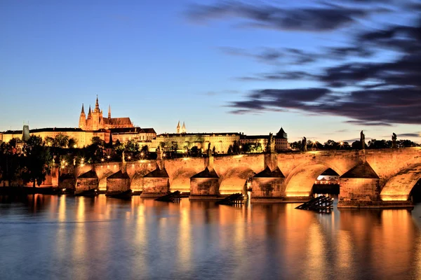 Alacakaranlıkta Charles Köprüsü Ile Prag Kalesi — Stok fotoğraf