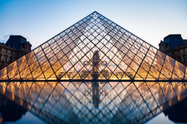 Paris, Fransa - 6 Temmuz: Louvre piramit Michelangelo Pistoletto Fuar 6 Temmuz 2013 yılında Paris üzerinde alacakaranlıkta. Piramit Louvre Müzesi ana giriş kapısıdır. 