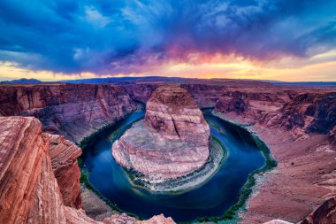 At nalı Bend günbatımı ile dramatik bulutlu gökyüzü, Utah, Kolorado Nehri üzerinde