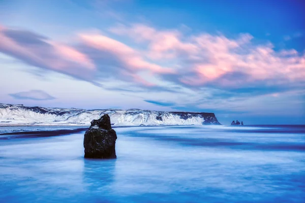 Famosa Playa Arena Negra Acantilados Dyrholaey Monte Reynisfjall Cerca Vik —  Fotos de Stock