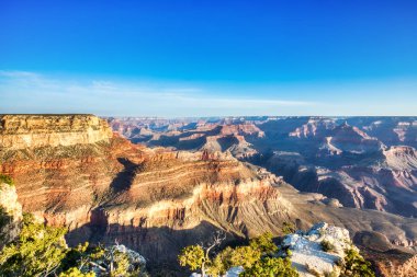 Gün batımında parlak mavi gökyüzü ile Güney Rim Grand Canyon görünümünden