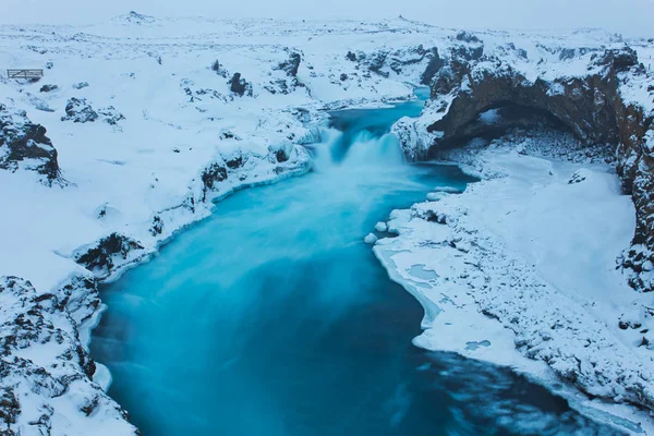 Piękny wodospad Godafoss zimą pokryte śniegiem, Islandia — Zdjęcie stockowe