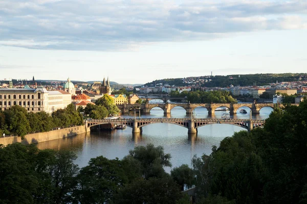 Bruggen van Praag over de Moldau, schilderachtig uitzicht van Letná — Stockfoto