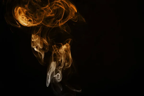Fumo de fogo laranja no fundo preto — Fotografia de Stock