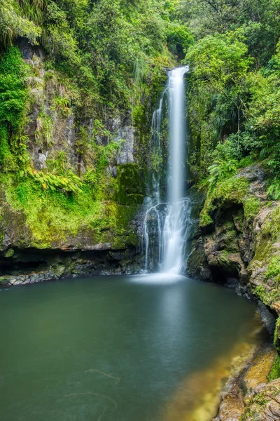 Güzel yeşil Kaiate Falls, Yeni Zelanda — Stok fotoğraf