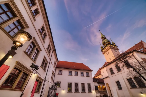 Brno stará radnice s malé náměstí a staré věži za soumraku, Cz — Stock fotografie