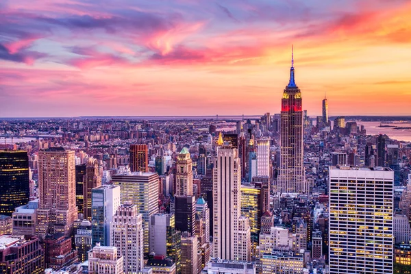 纽约中城与帝国大厦在令人惊叹的太阳 — 图库照片