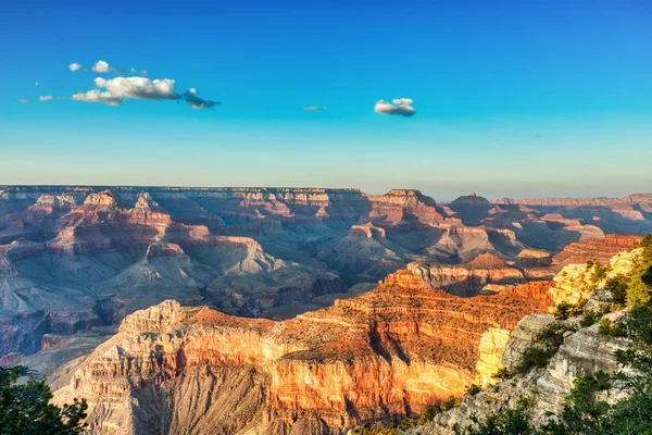 Gün batımında parlak mavi gökyüzü ile Güney Rim Grand Canyon görünümünden