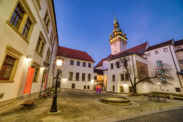 Brno stará radnice s malé náměstí a staré věži za soumraku, Cz — Stock fotografie