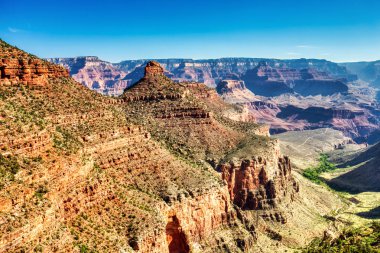 Gün batımında parlak mavi gökyüzü ile Güney Rim Grand Canyon görünümünden