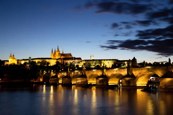 Castillo de Praga con el Puente de Carlos al anochecer — Foto de Stock