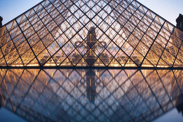 Muzeum Louvre za soumraku, Paříž — Stock fotografie