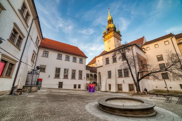 Brno stará radnice s malé náměstí a Staroměstská věž při západu slunce, — Stock fotografie