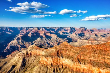 Gün batımında parlak mavi gökyüzü ile Güney Rim Grand Canyon görünümünden