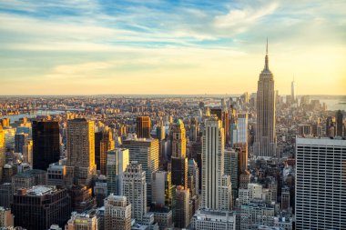 Gün batımında Empire State Binası ile New York'un Midtown