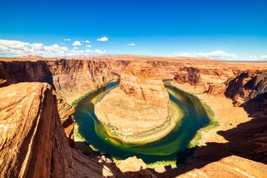At nalı Bend parlak mavi gökyüzü, Utah ile Colorado Nehri üzerinde