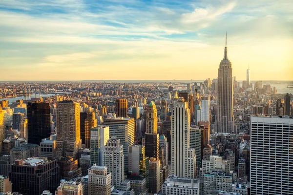 Gün batımında Empire State Binası ile New York'un Midtown — Stok fotoğraf