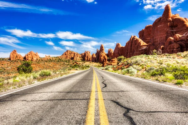 Dirigindo pelo Deserto com Monument Rock ao longo da Road Dur — Fotografia de Stock