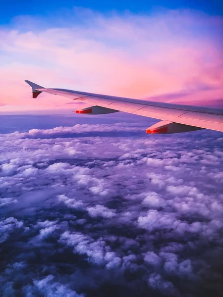 Ala de un avión al atardecer — Foto de Stock