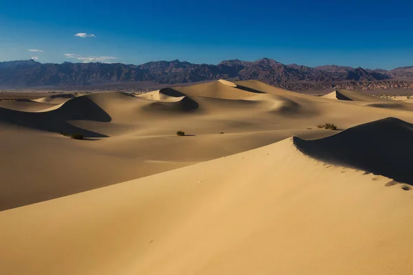 Dunas de areia ao pôr do sol no Parque Nacional do Vale da Morte, Califórnia — Fotografia de Stock